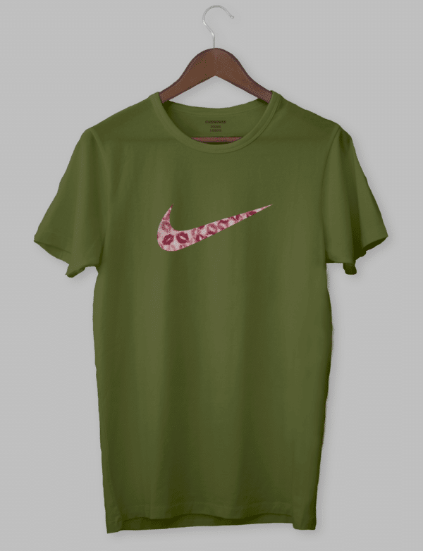 Футболка с прикольным дизайном "Nike kisses"