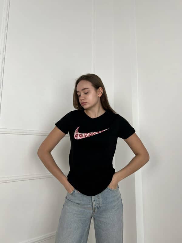 Футболка с прикольным дизайном "Nike kisses"
