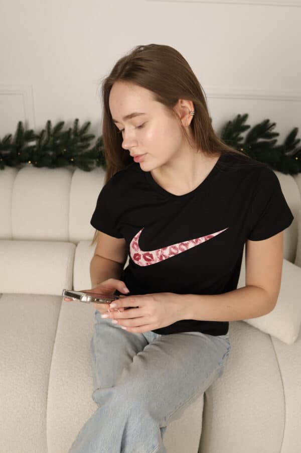 Футболка с прикольным дизайном "Nike kisses"