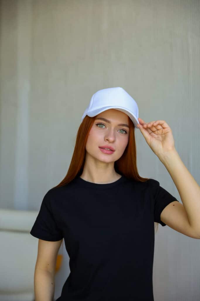 Кепка з сіточкою біла