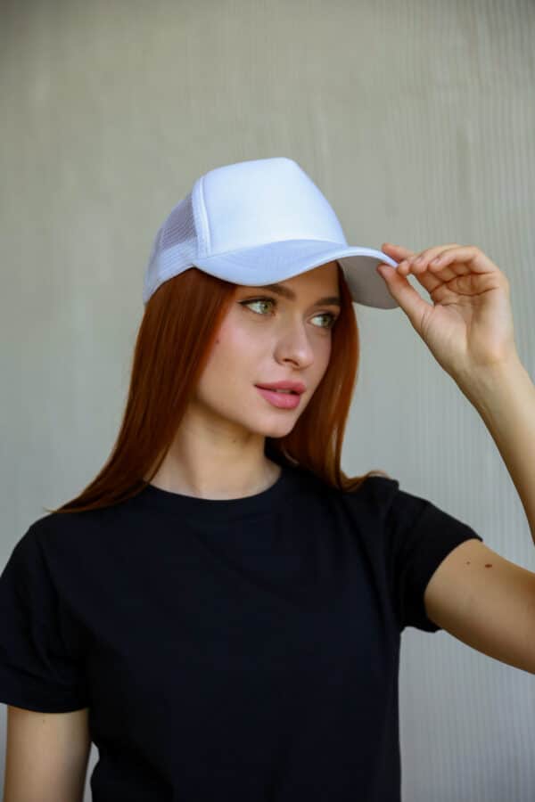 Кепка з сіточкою біла