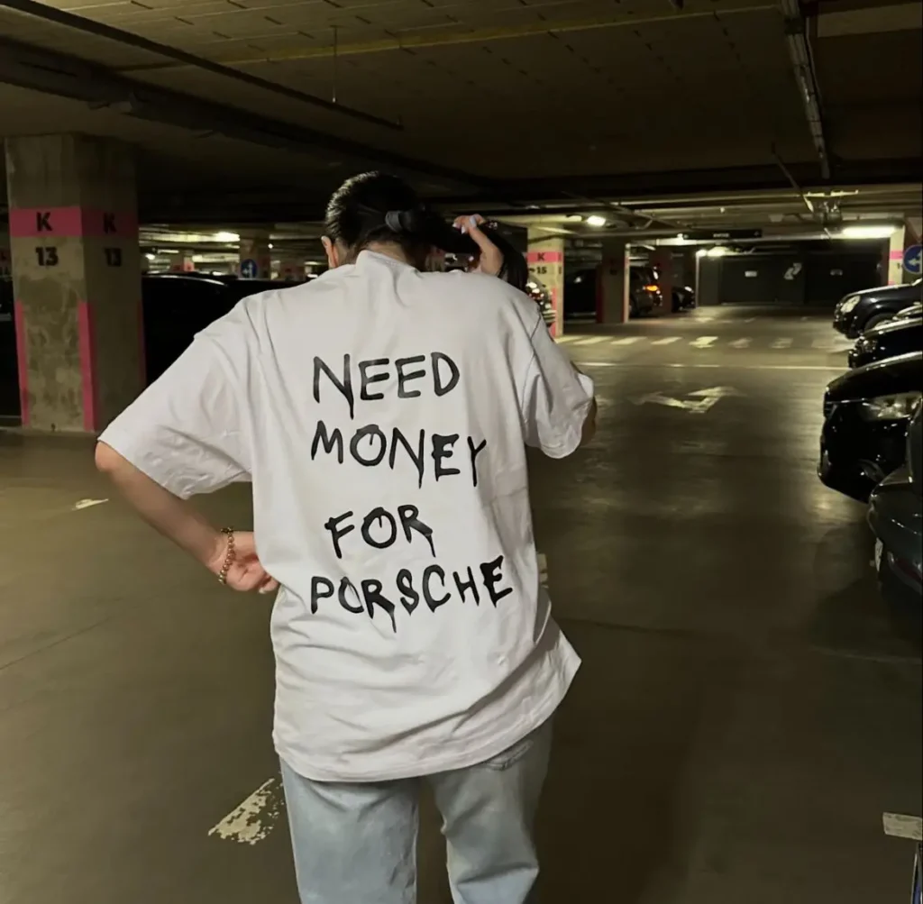 Футболка с прикольным дизайном  “NEED MONEY FOR PORSCHE”