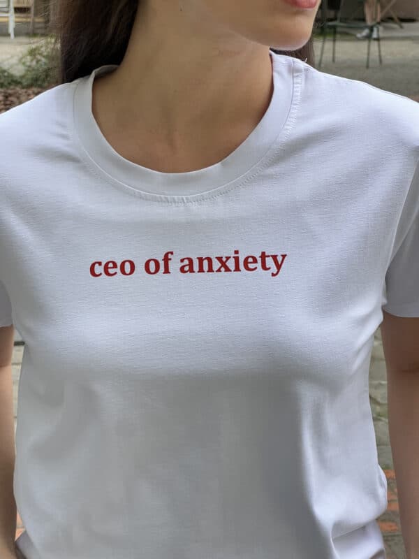 Футболка з написом "ceo of anxiety"