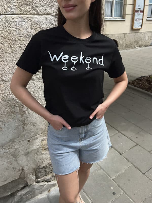 Футболка з написом "Weekend"