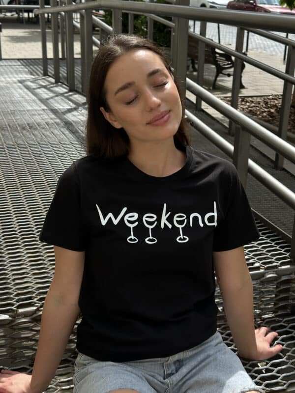 Футболка з написом "Weekend"