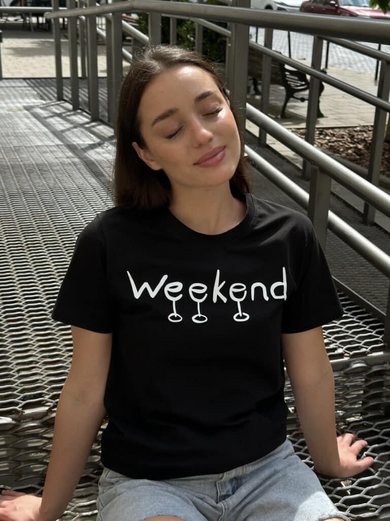 Футболка з написом “Weekend”