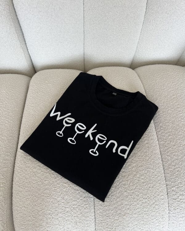 Футболка з написом "Weekend"