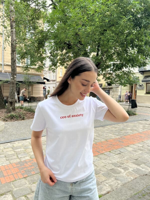 Футболка з написом "ceo of anxiety"