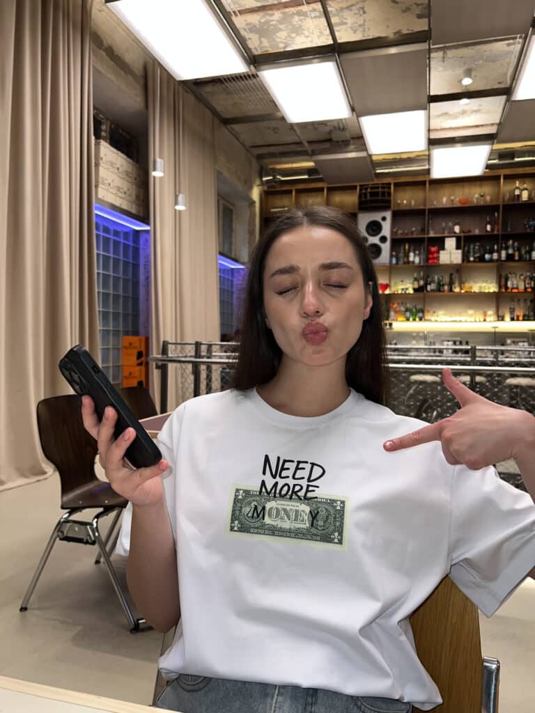 Футболка з життєвим принтом “Need more money”