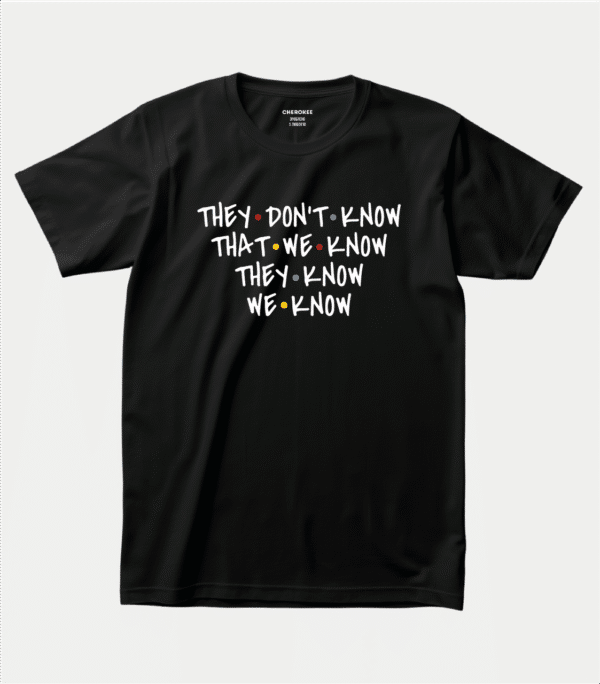 Футболка з цитатою з “Друзів” — "THEY DON'T KNOW THAT WE KNOW THEY KNOW WE KNOW”