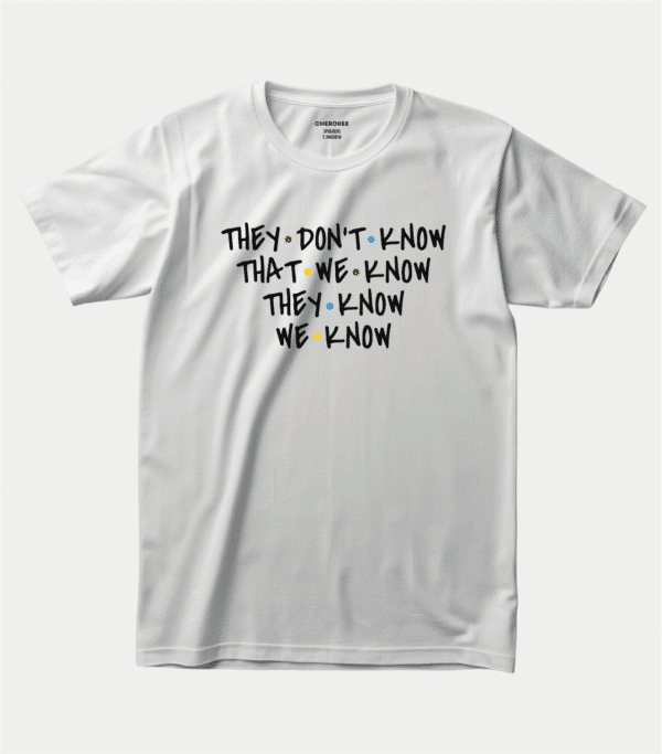 Футболка з цитатою з “Друзів” — "THEY DON'T KNOW THAT WE KNOW THEY KNOW WE KNOW”